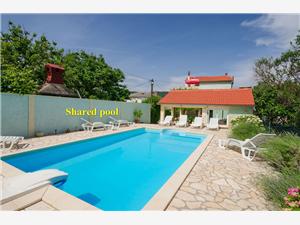 Apartments Jasna Supetarska Draga - island Rab, Size 90.00 m2, Accommodation with pool, Airline distance to the sea 200 m