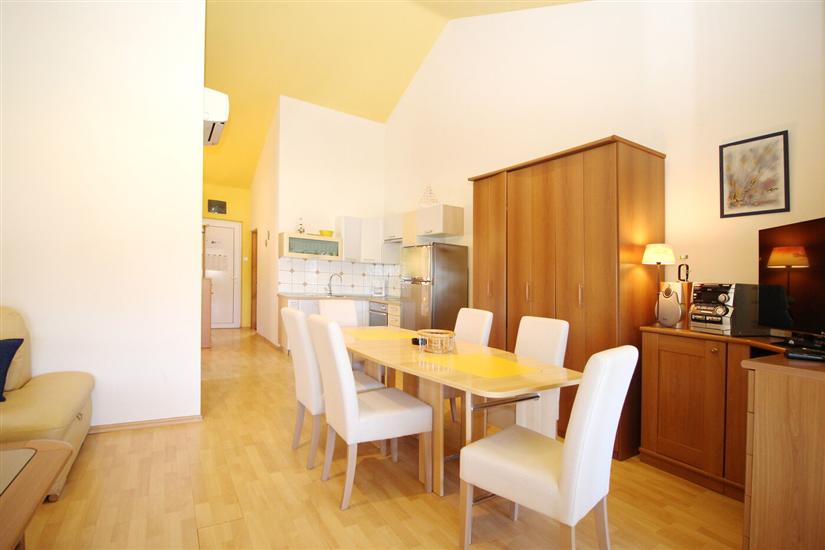Apartment A12, for 5 persons