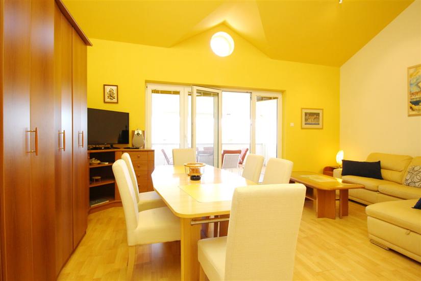 Apartment A12, for 5 persons