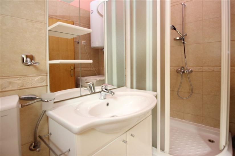 Apartment A12, for 5 persons