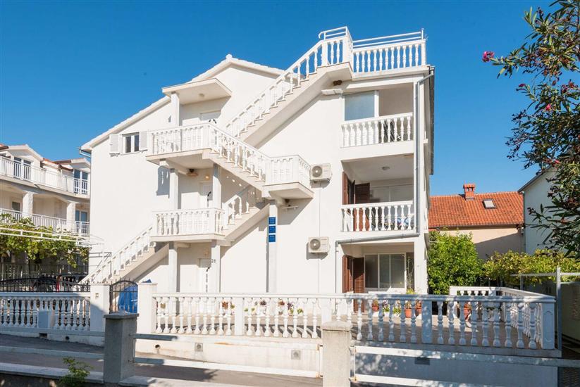 Apartments and Rooms PAPICA