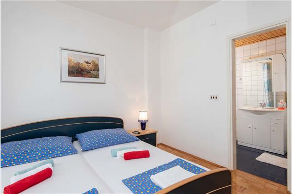 Room S1, for 2 persons