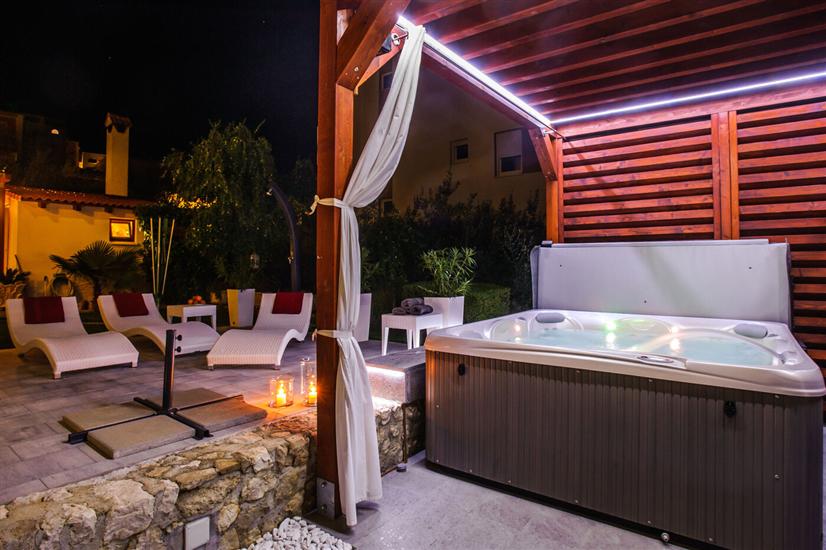 Apartment and Rooms Ana