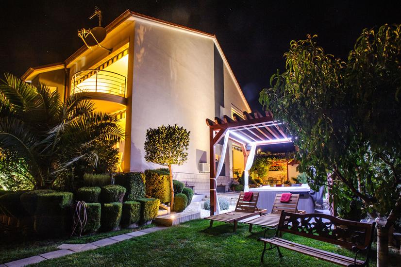 Apartment and Rooms Ana