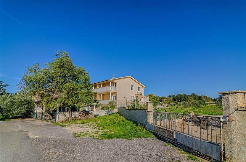 Apartmaji Marin sa bazenom