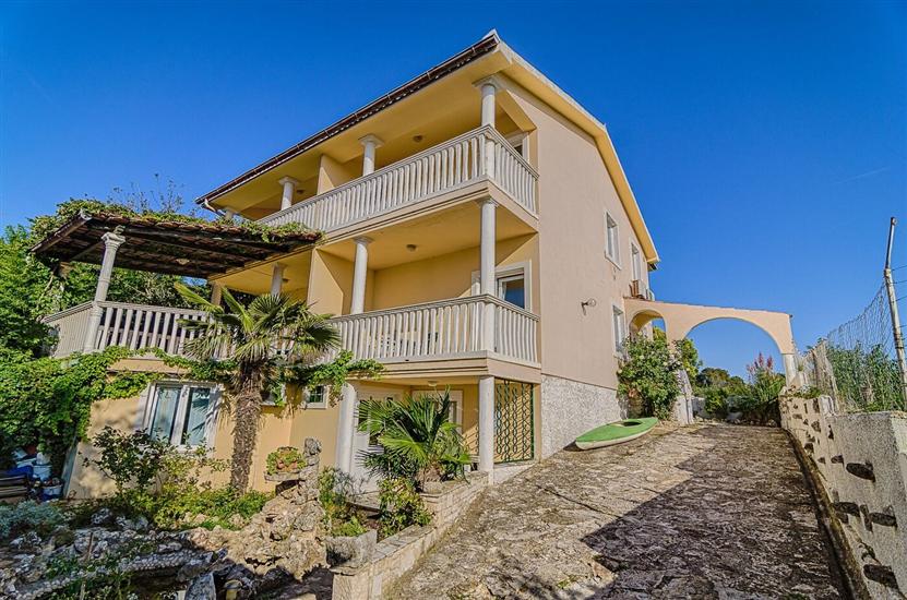 Apartmaji Marin sa bazenom