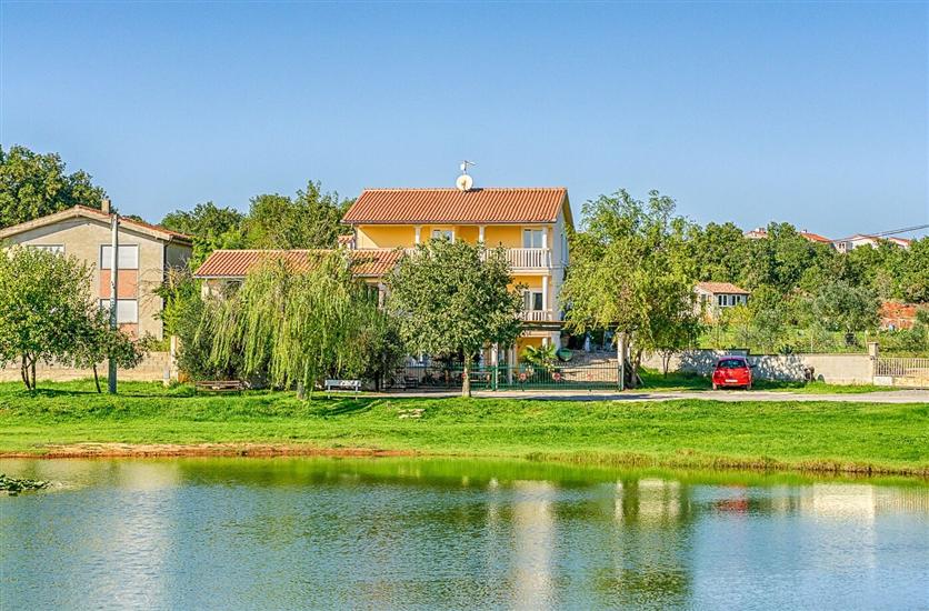 Apartmaji Marin sa bazenom