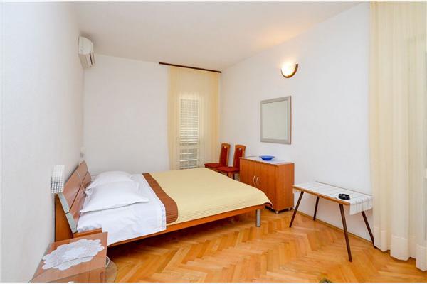 Room S1, for 3 persons