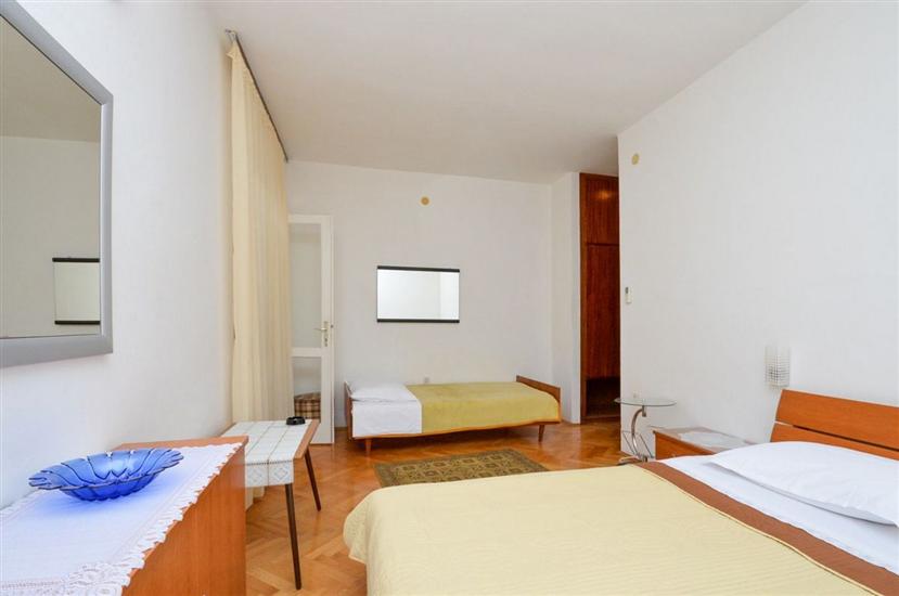 Room S1, for 3 persons