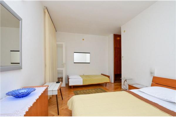 Room S1, for 3 persons