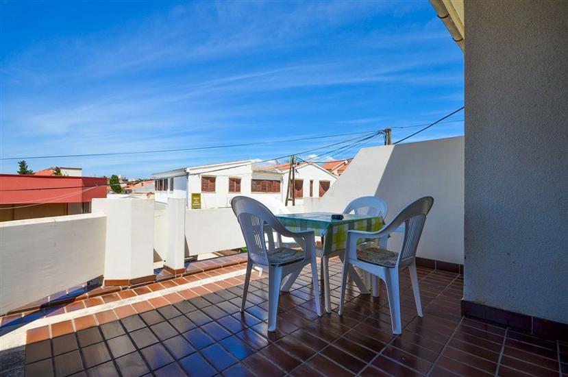 Room S1, for 3 persons