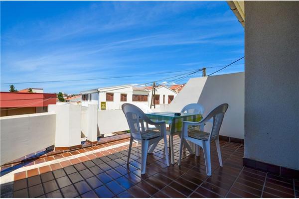 Room S1, for 3 persons