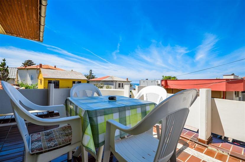 Room S1, for 3 persons