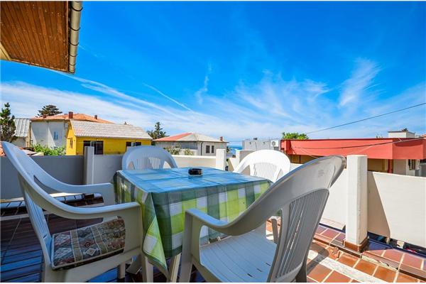 Room S1, for 3 persons