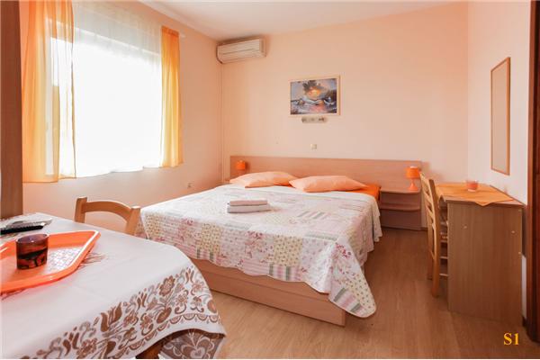 Room S1, for 2 persons