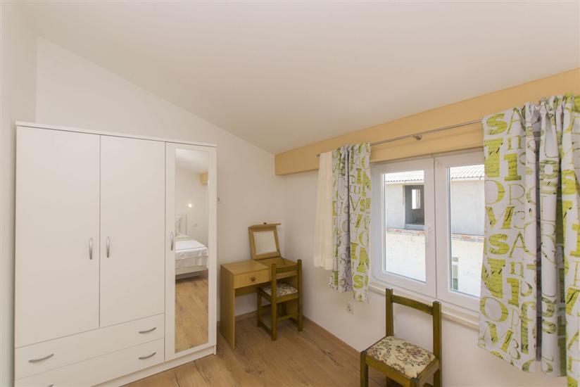 Room S1, for 2 persons