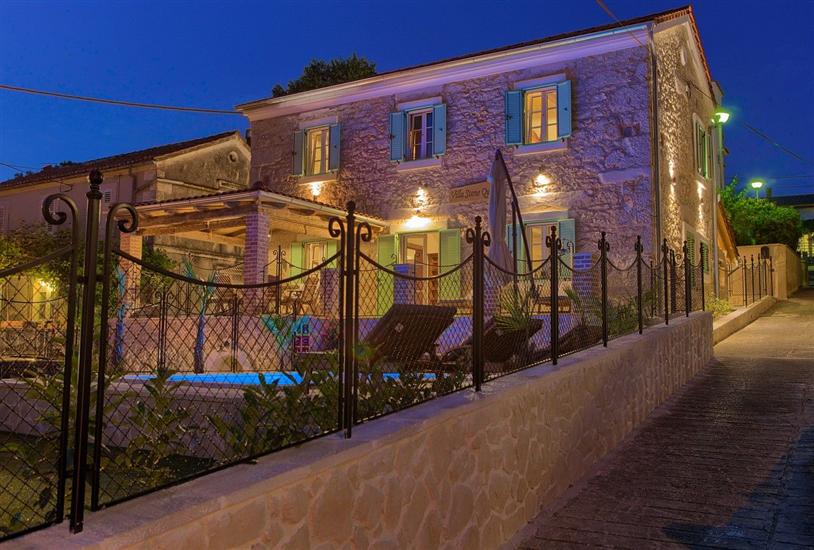 Villa Stone Queen