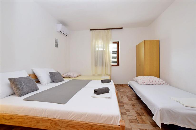 Room S1, for 4 persons