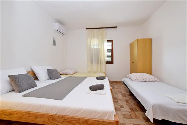 Room S1, for 4 persons