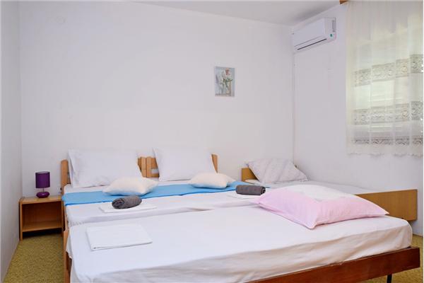 Room S2, for 4 persons