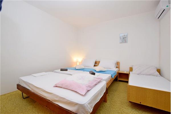 Room S2, for 4 persons