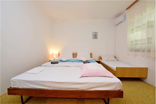 Room S2, for 4 persons