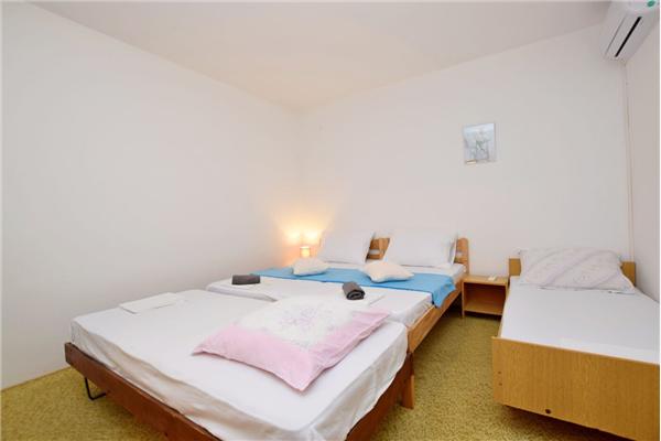 Room S2, for 4 persons