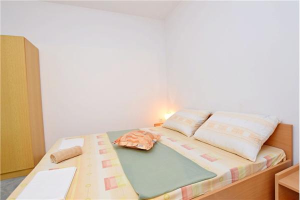 Room S3, for 3 persons