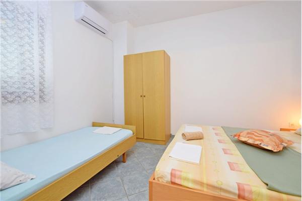 Room S3, for 3 persons