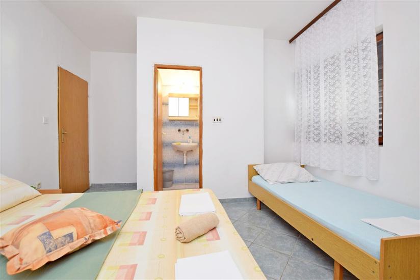 Room S3, for 3 persons