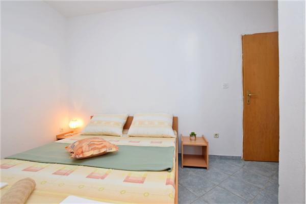 Room S3, for 3 persons
