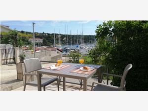 Apartment Middle Dalmatian islands,BookprincessFrom 85 €