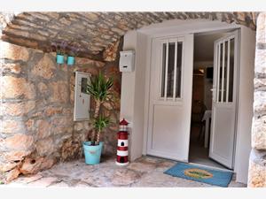 Apartment Middle Dalmatian islands,BookcasaFrom 192 €