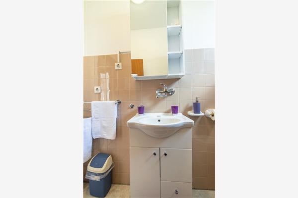 Room S1, for 5 persons