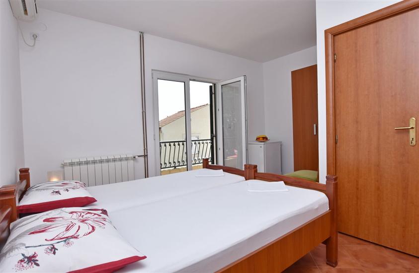 Room S1, for 2 persons