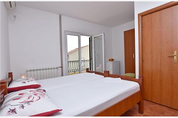 Room S1, for 2 persons