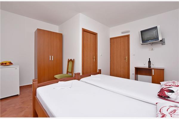 Room S1, for 2 persons