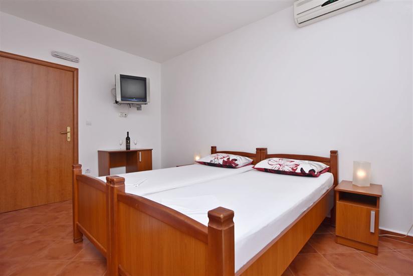Room S1, for 2 persons