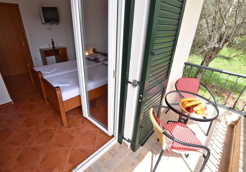 Room S1, for 2 persons