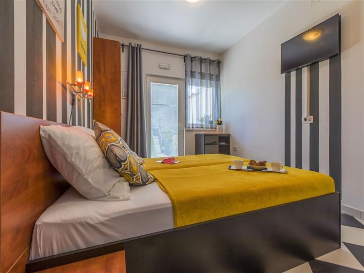 Room S1, for 2 persons