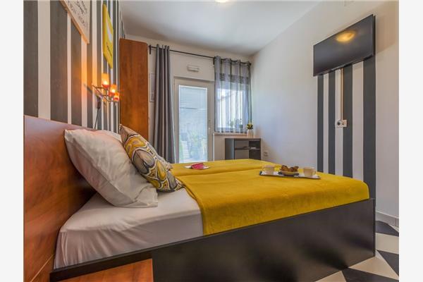 Room S1, for 2 persons
