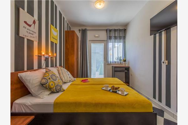 Room S1, for 2 persons