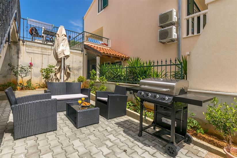 Apartments Villa J i M by the sea