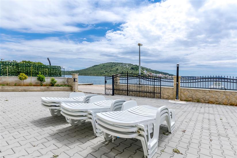 Apartments Villa J i M by the sea