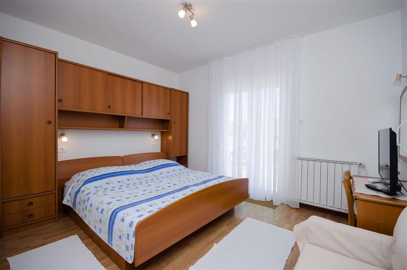 Room S1, for 3 persons