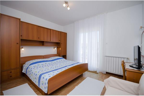 Room S1, for 3 persons