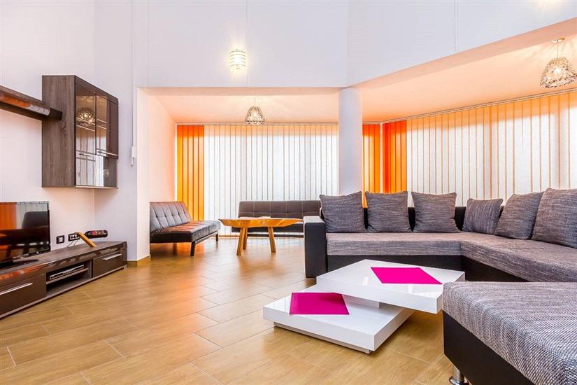 House K1, for 16 persons