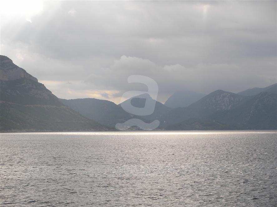 Sea-and-the-mountains