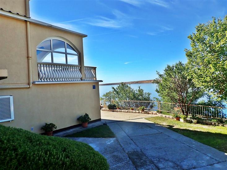 Apartmaj Jela-on the seafront