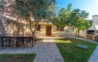 House - Sv. Filip i Jakov